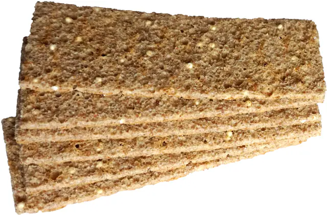 Pino ohuita hapankorppuja valkoisella taustalla