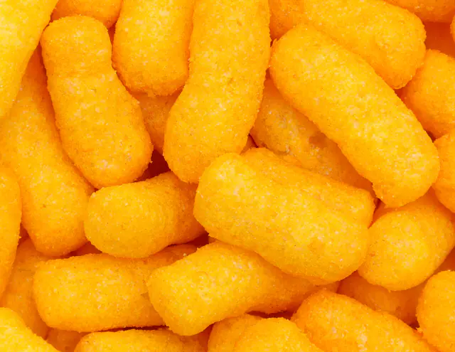 Oransseja juustonaksuja lähikuvassa koko kuvan täyttävänä kasana