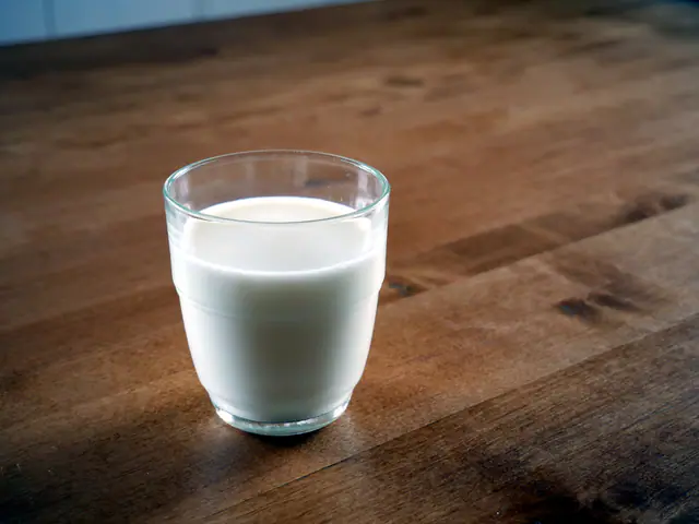 Lasillinen maitoa puisella pöydällä