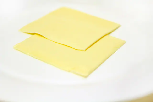 Kaksi sulatejuustoviipaletta valkoisella lautasella