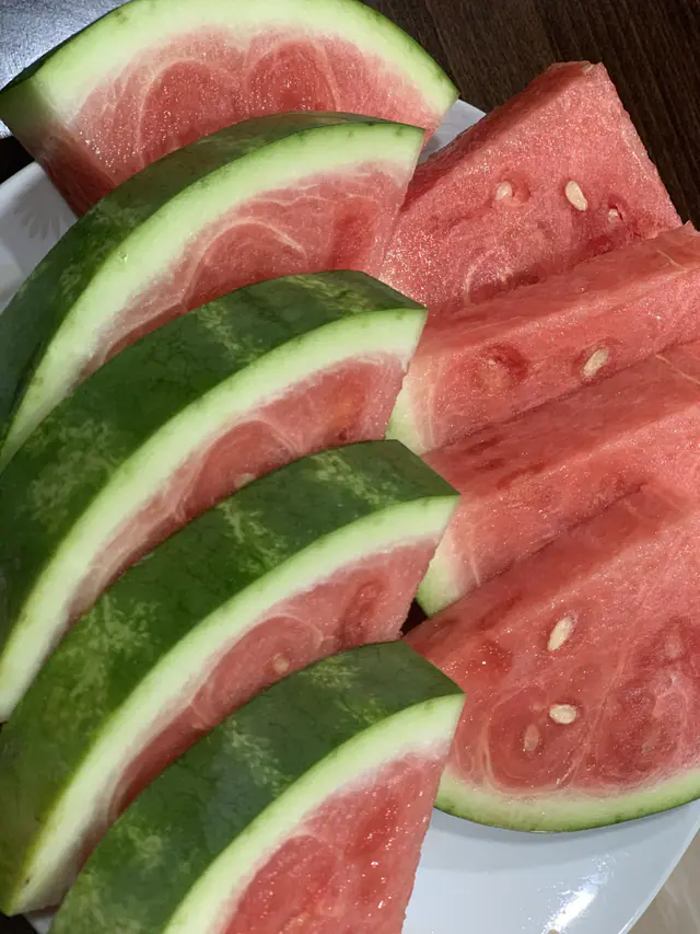 Vesimelonin lohkoja vierekkäin valkoisella lautasella