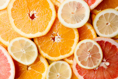 Appelsiinin-, sitruunan- ja greipinviipaleita limittäin ylhäältä kuvattuna